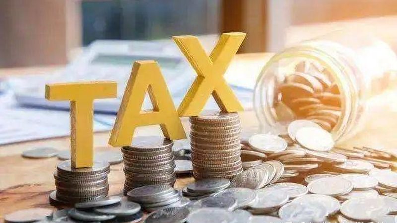 企业在选择高校发明专利或实用新型专利时，应综合考虑以下因素：